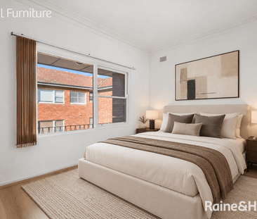 Sun-Drenched Apartment Offering Space & Privacy - Photo 3