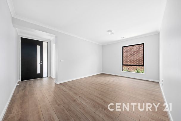 Modern Family Living in Clyde North - Photo 1