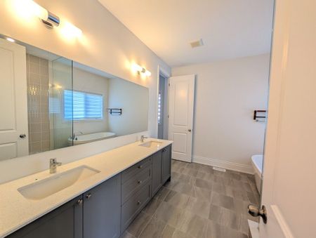 For Lease - 192 Sunset Vista Court, Aurora, Ontario - Photo 2