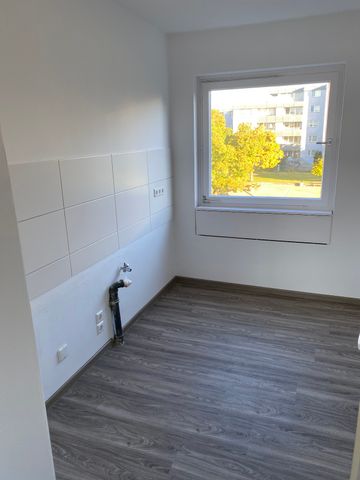 Toll geschnittene 3-Zimmer-Wohnung mit Loggia // 2.OG links - Foto 5