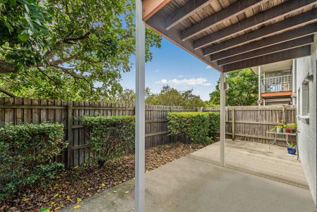“FANTASTIC LOCATION & CONVENIENCE! Heart of North Lakes, 3 Bed 2&1/2 Bath Townhouse, pool&gym” - Photo 2