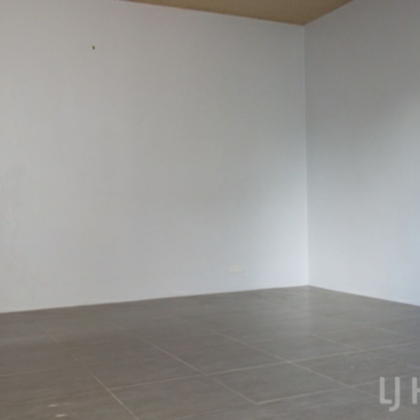 Spacious Two Bedroom Unit - Photo 1