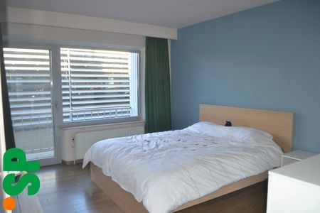 Nabij het centrum gelegen ruim appartement met staanplaats en 2 slaapkamers. - Photo 3