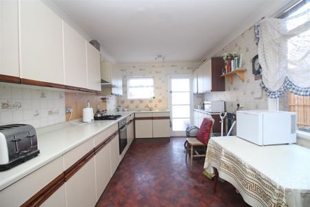4 Bedroom House To Let - Photo 3