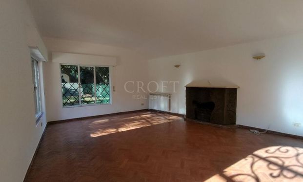 Appia Antica-Villa: 240mq. Lovely country home. Large private garden. Spacious reception, dining, 3 bedrooms, 3 baths, fireplace, maid’s room, parking, silent, secure. Ref 824 - Photo 1