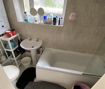 Room For Rent Queen Street, Pontypridd - Photo 1