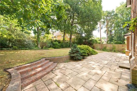 A modern 5 bedroom family home built by Berkeley Homes, set in a gated private development close to Reeds School. Spacious and well proportioned accommodation. - Photo 4