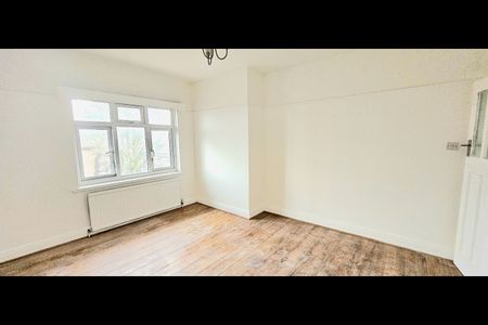 4 Bed Flat, Crescent Court, NW11 - Photo 2