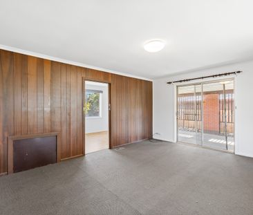 Spacious living with modern kitchen - Photo 2