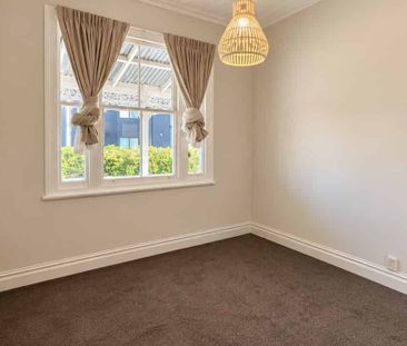 Tidy unit and great location! - Photo 2