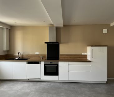 T2 AVEC BUREAU RENOVÉ - CENTRE TARARE - Photo 2