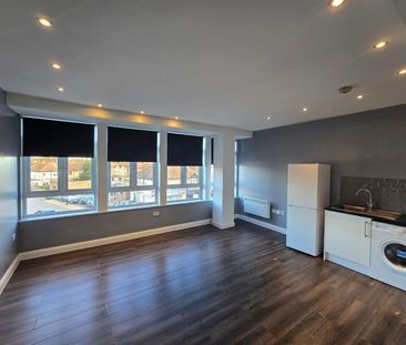 Regarth Avenue, Romford RM1, London - Photo 2