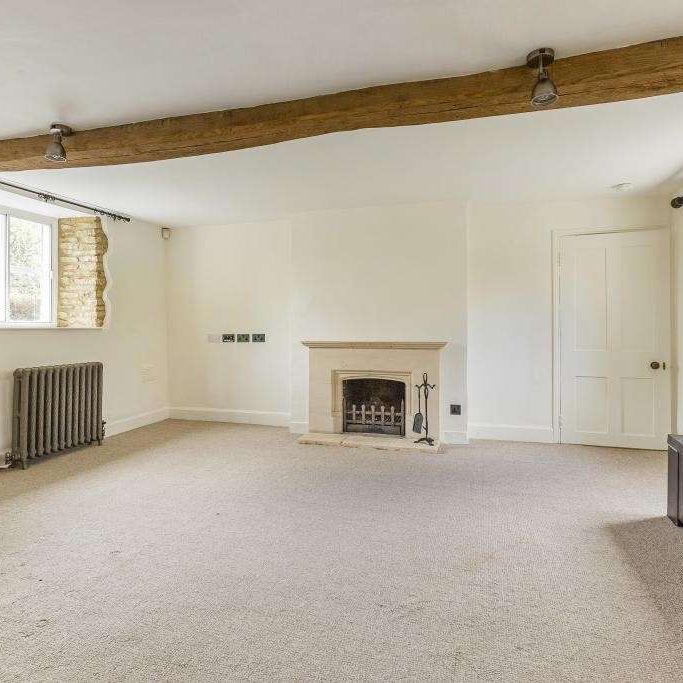 Four bedroom semi-detached property. - Photo 1