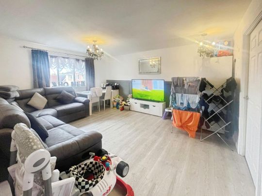 Frobisher Gardens, Chafford Hundred, Grays, RM16 - Photo 1