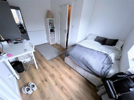 4 bedroom semi-detached house to rent - Photo 3