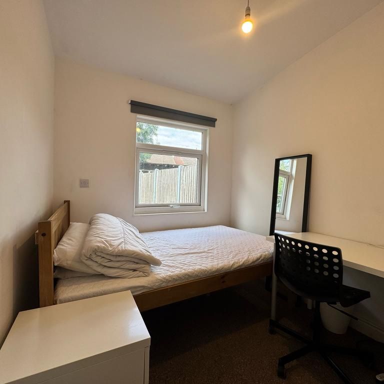 1 bedroom in a house share to rent - Photo 1