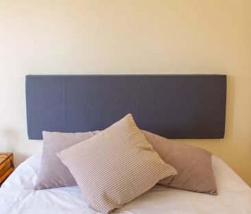 Room in a shared 6-bedroom apartment for rent in Lisbon - Foto 3