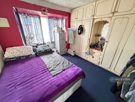 4 bedroom semi-detached house to rent - Photo 4