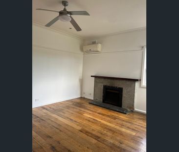 SPACIOUS & COMFORTABLE LIVING IN A PERFECT KINGSBURY POSITION - Photo 1