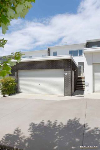 SPACIOUS FOUR BEDROOM TOWNHOUSE WITH THREE BATHROOMS - Photo 2