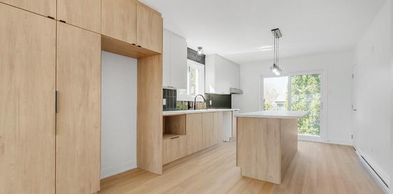 IMMENSE LOGEMENT 5 ET DEMI, Complètement rénové! - Photo 2