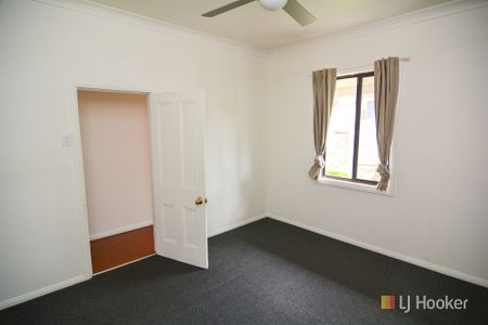 WELL PRESENTED 2 BEDROOM COTTAGE - Photo 4