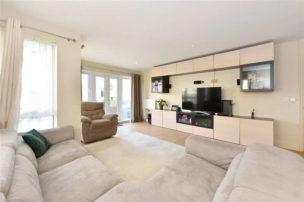3 Bed Flat, Jupiter House, E14 - Photo 1