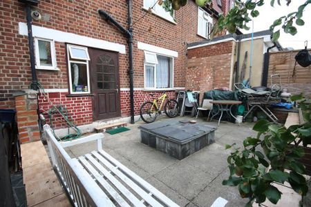 Hoylake Road, East Acton, London, W3 7NP - Photo 4