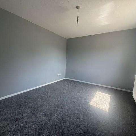 Rochfords Gardens, Slough, SL2 - Photo 1