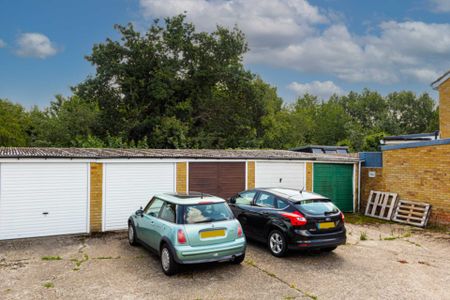 Dirdene Close, Epsom - Photo 2