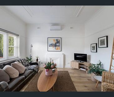 Stylish Art Deco Home in a Prime Northcote Location - Photo 3