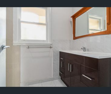 Spacious 3-4 bed Family Home with in walking distance to the Beach - Photo 5