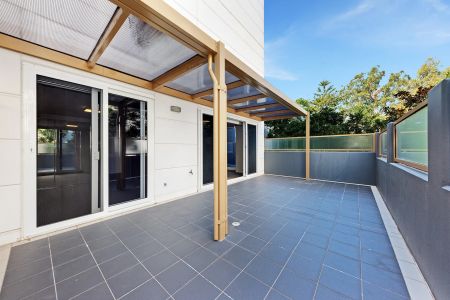 Spacious Apartment in Walking Distance to the Rail - Photo 3