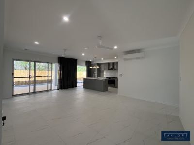Brand New Luxury Home with Pool in Cannonvale! - Photo 2