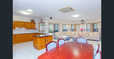 Large Low Set 4 Bedroom Home - Large 801m2 Block - Partly Furnished - Photo 2