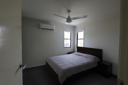 Spacious 4-Bedroom Townhouse with Double Garage - Photo 4