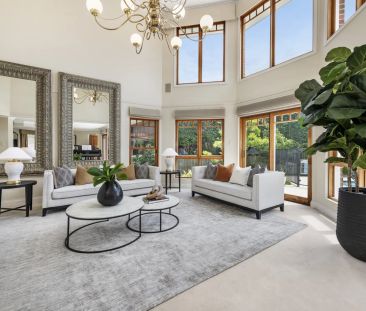 Bespoke 6-Bedroom Family Home in Prestigious Location - Photo 1
