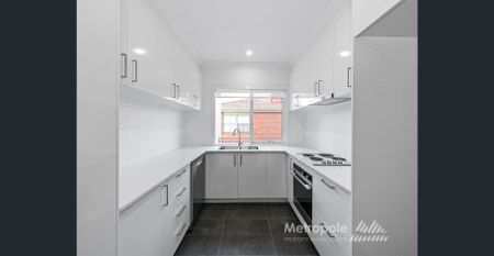 SPACIOUS THREE BEDROOM APARTMENT - Photo 5