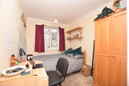 4 bedroom semi-detached house to rent - Photo 3
