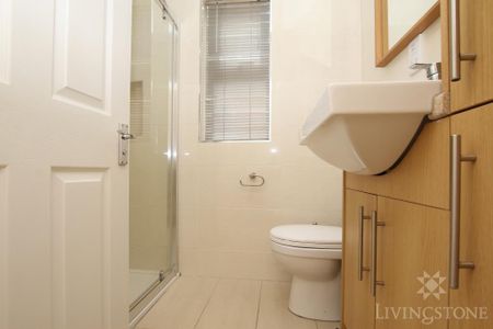 2 bedroom ground floor flat to rent - Photo 2