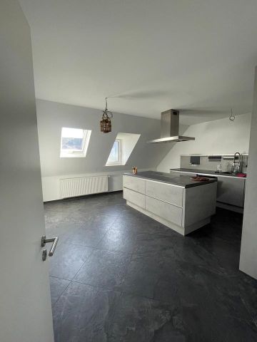 Exklusive 3-ZKB Dachgeschoss-Altbauwohnung in Wiesbaden - Photo 2
