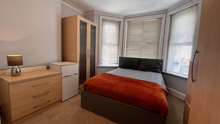 Ashley Road, Poole, Dorset, BH14 - Photo 2