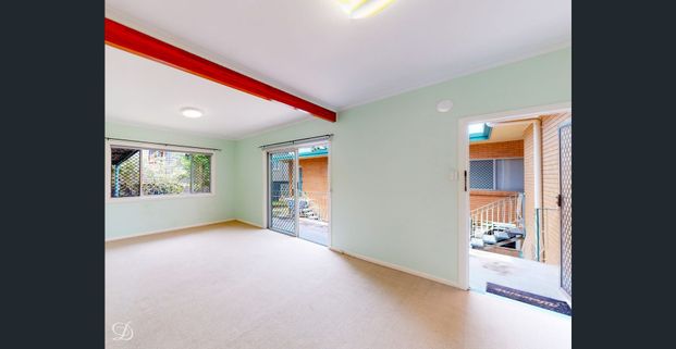 Affordable four-bedroom apartment, walk to the station - Photo 1
