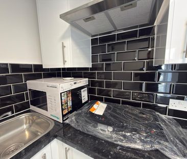Small size studio flat with seperate kitchen- £1300 inclusive bills - Photo 3