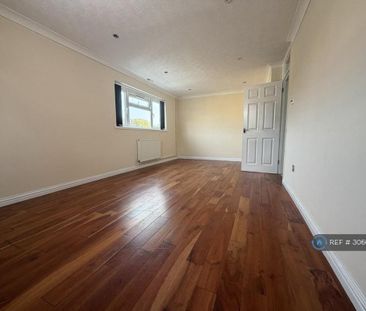 3 bedroom flat to rent - Photo 2