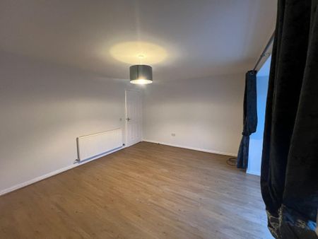 4 bedroom detached house to rent - Photo 2