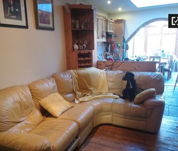 Double Bedroom for rent in 4-Bedroom House in Clontarf - Photo 2