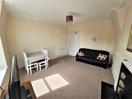 4 bedroom flat to rent - Photo 2