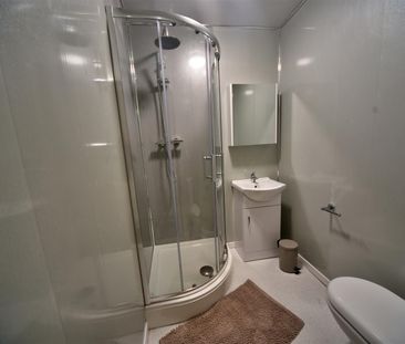 Room 6 - Photo 5