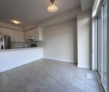 Townhouse For Lease | X8120112 - Photo 3